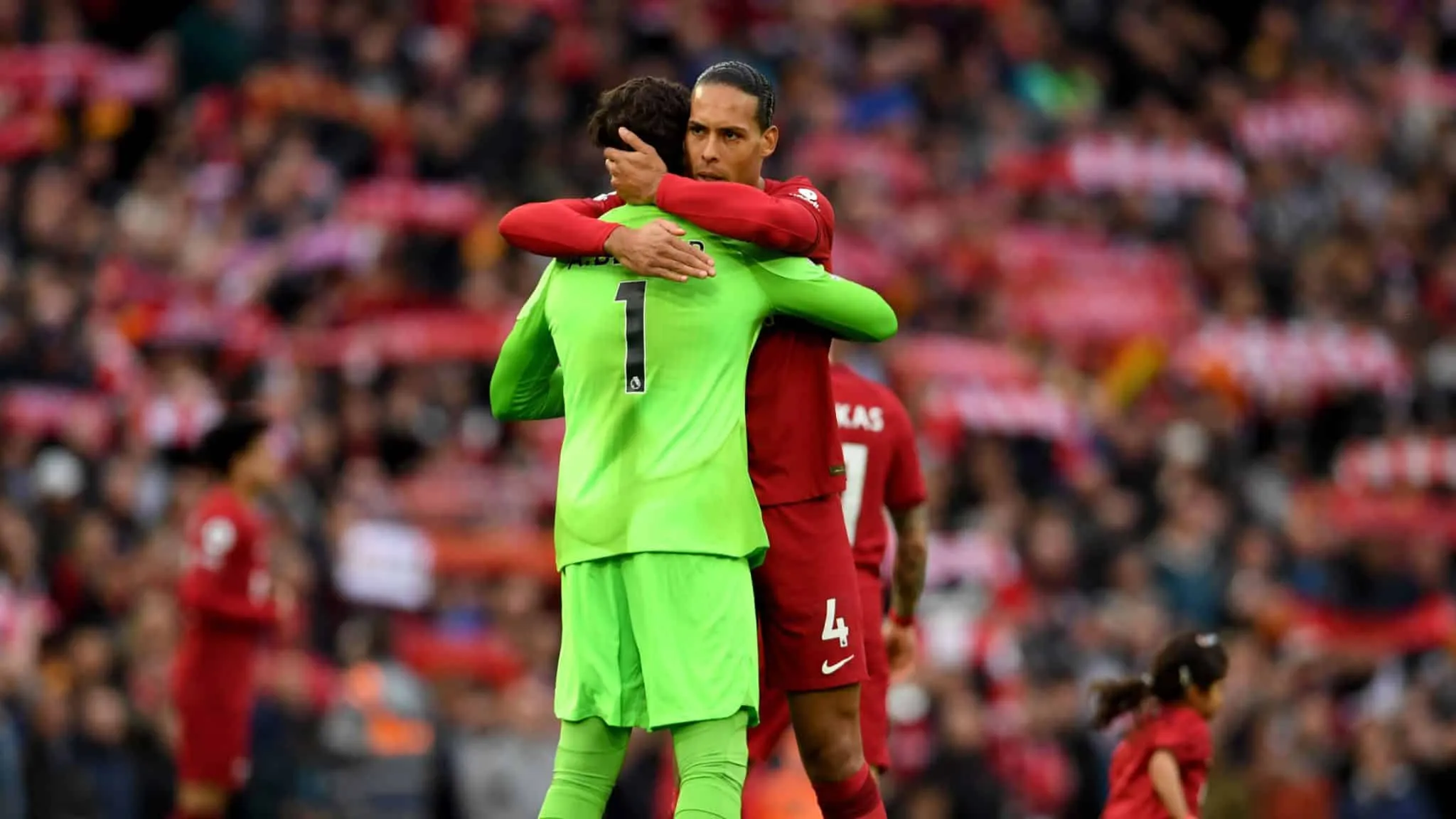 Van Dijk ap&oacute;s Alisson chegar &agrave; marca de 100 jogos sem sofrer gols: &ldquo;Fico feliz que ele &eacute; o meu goleiro&rdquo;
