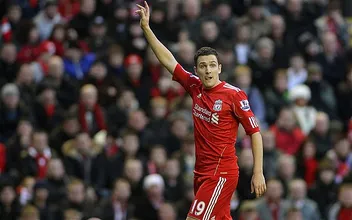 Liverpool passa aperto, mas estreia com vit&oacute;ria na LE