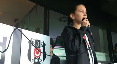 Besiktas botou garotinha de 10 anos para ser locutora em seu est&aacute;dio e ela levantou a torcida