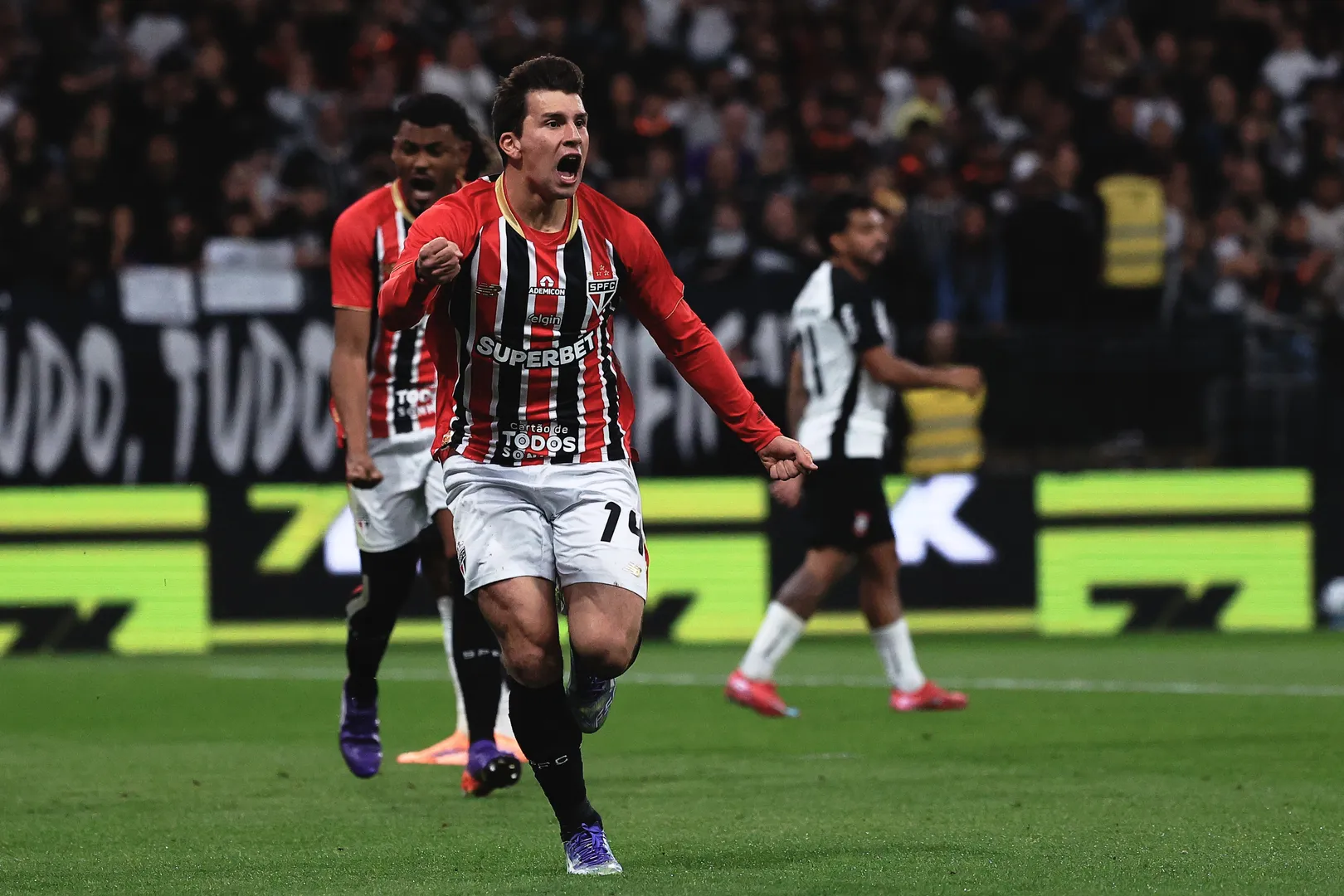 Gonzalo Tapia vibra com o gol de honra do S&atilde;o Paulo no Majestoso
