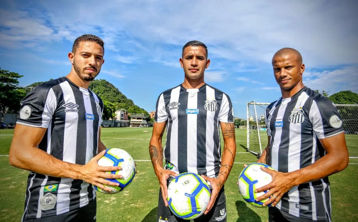 Sobra classe na nova camisa reserva do Santos, remetendo aos anos &aacute;ureos do clube