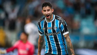 Vai deixar o Gr&ecirc;mio? Eleito melhor paraguaio de 2023, Villasanti desmente o pr&oacute;prio empres&aacute;rio