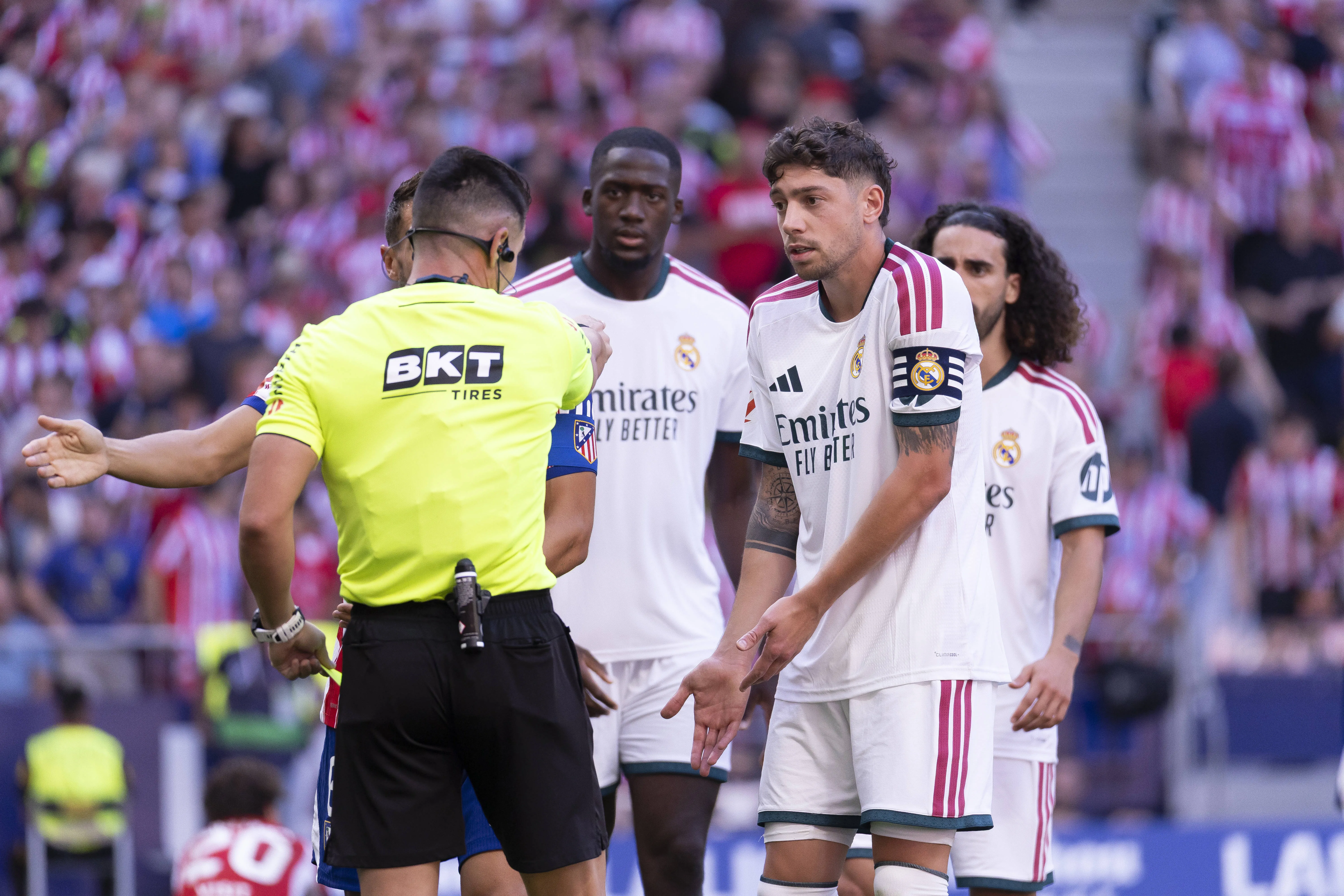 Jogadores do Real Madrid conversam com &aacute;rbitro durante cl&aacute;ssico