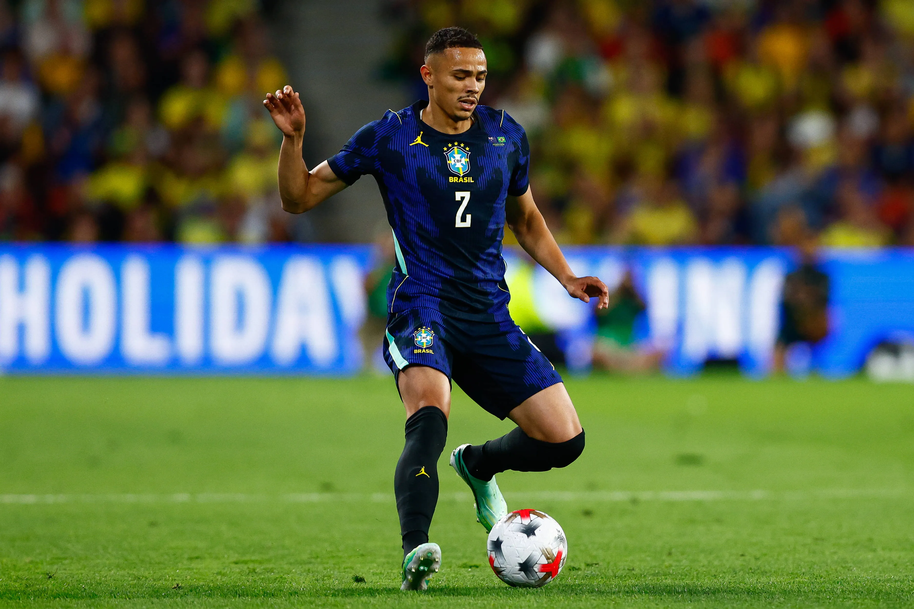 Vanderson, lateral-direito do M&ocirc;naco, marca seu primeiro gol pela sele&ccedil;&atilde;o brasileira