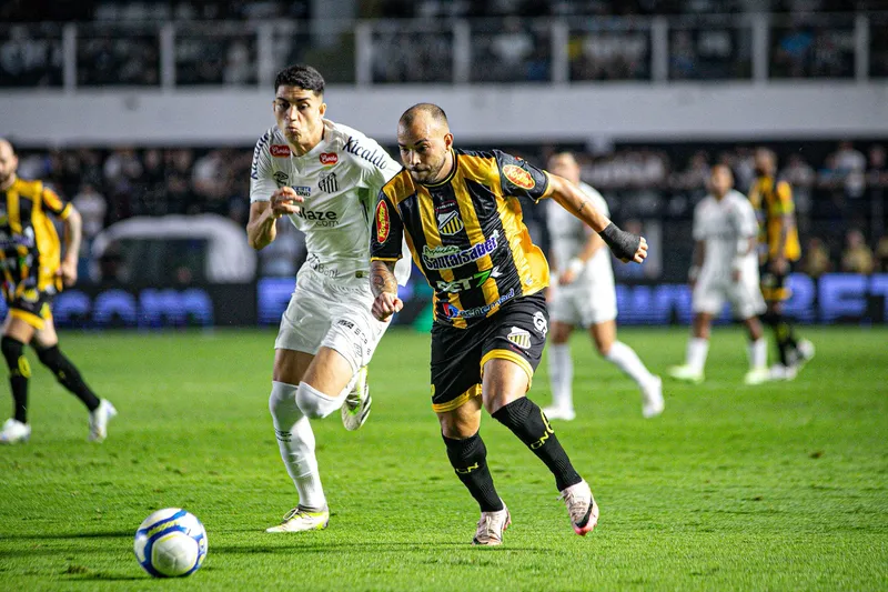 Santos e Novorizontino disputam ponto a ponto pelo t&iacute;tulo da S&eacute;rie B
