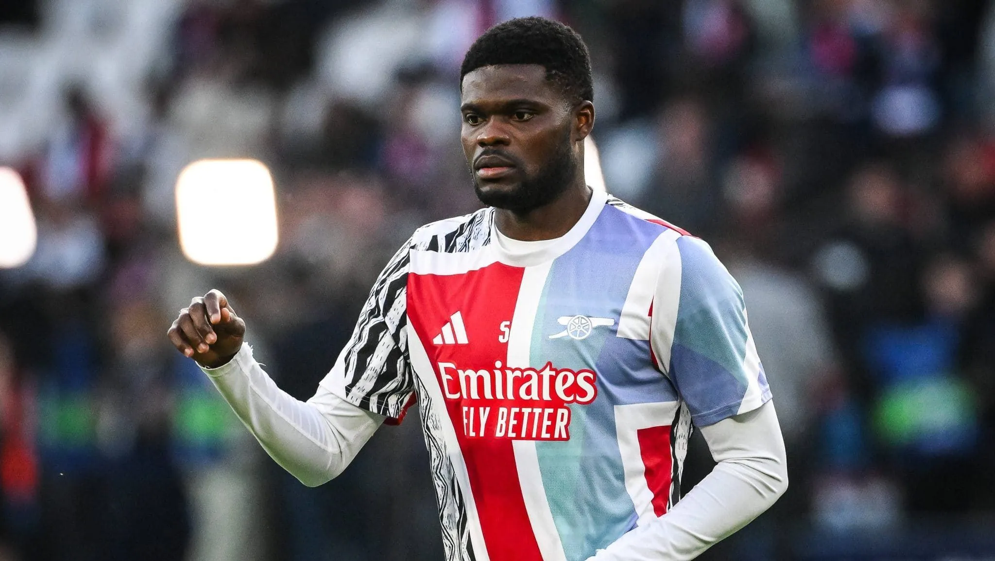 O que se sabe sobre o caso de Partey, ex-Arsenal, acusado de seis crimes sexuais