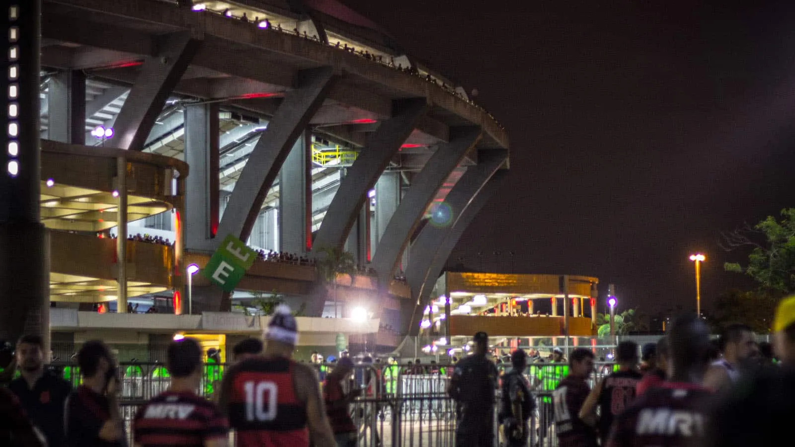Torcedores rubro-negros em volta do Maracan&atilde; (Foto: Fernando Martinho)