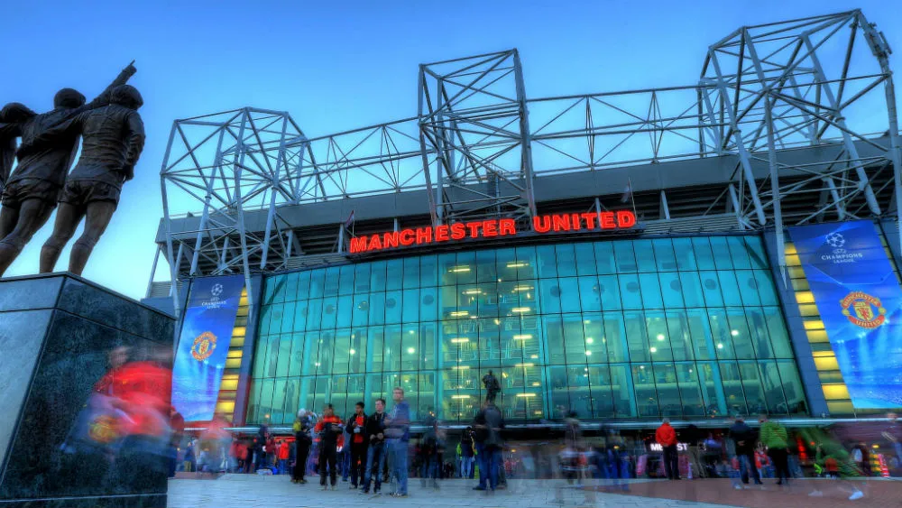 Torcedores do United dormem em banheiro de Old Trafford para tentar ver jogo com o Arsenal