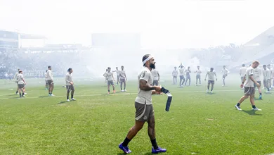 Treino aberto do Corinthians tem retorno, mar de fuma&ccedil;a e pedido especial a Fagner