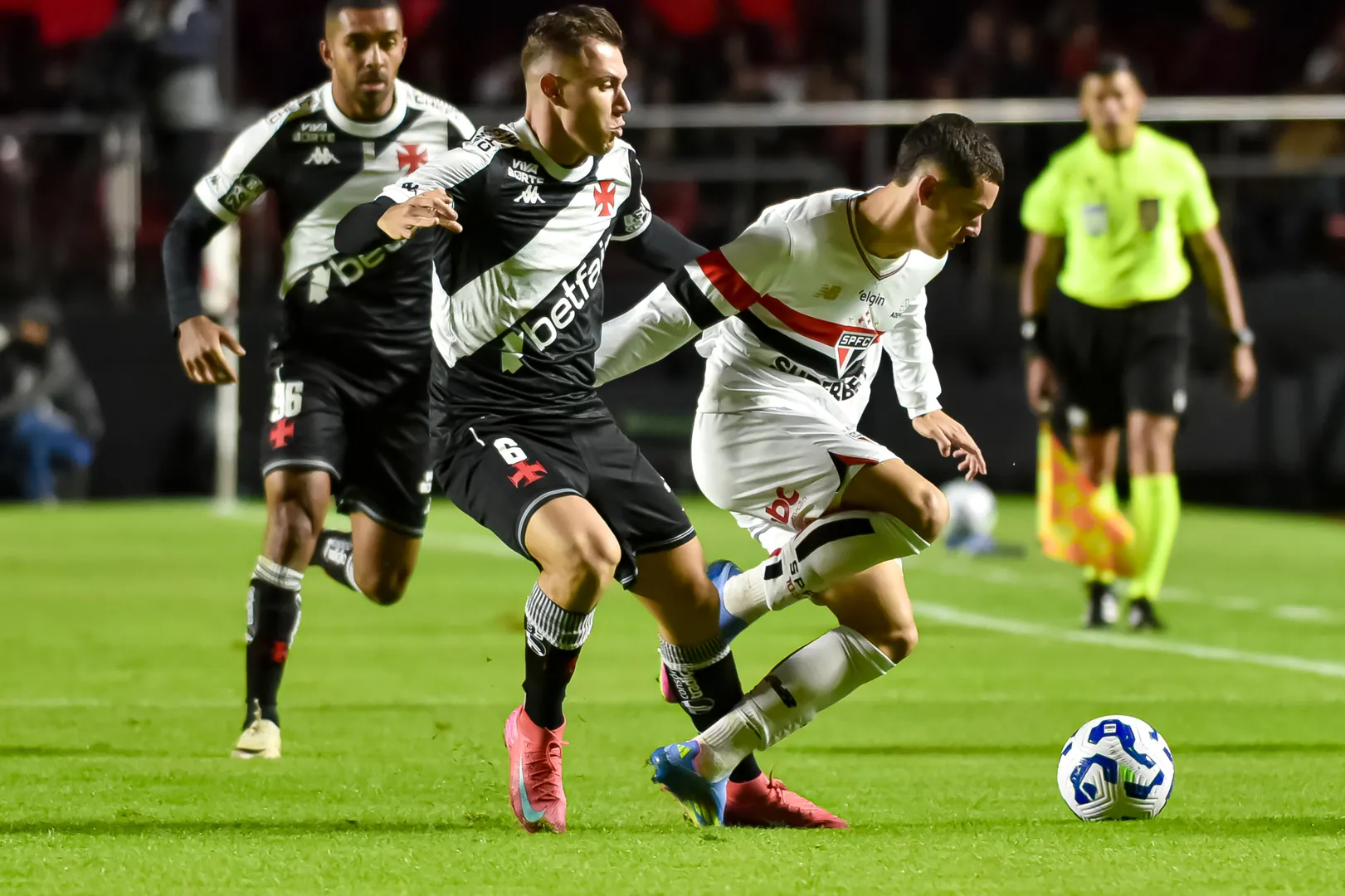 Lucca disputa a bola contra o Vasco