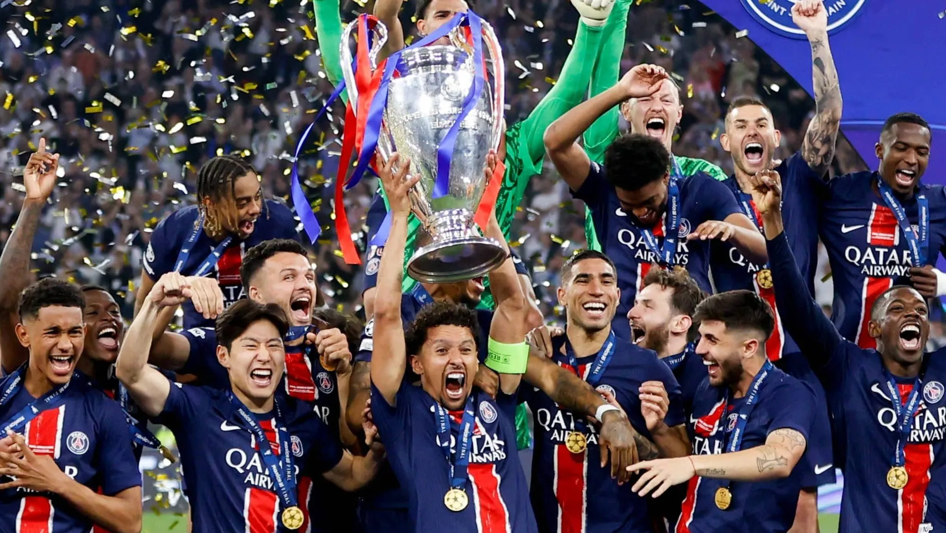 Marquinhos ergue a ta&ccedil;a de campe&atilde;o da Champions League pelo PSG (Foto: Imago)