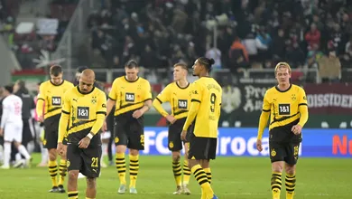 Goleiro salva o Augsburg de levar virada, e Borussia Dortmund decreta crise na Bundesliga