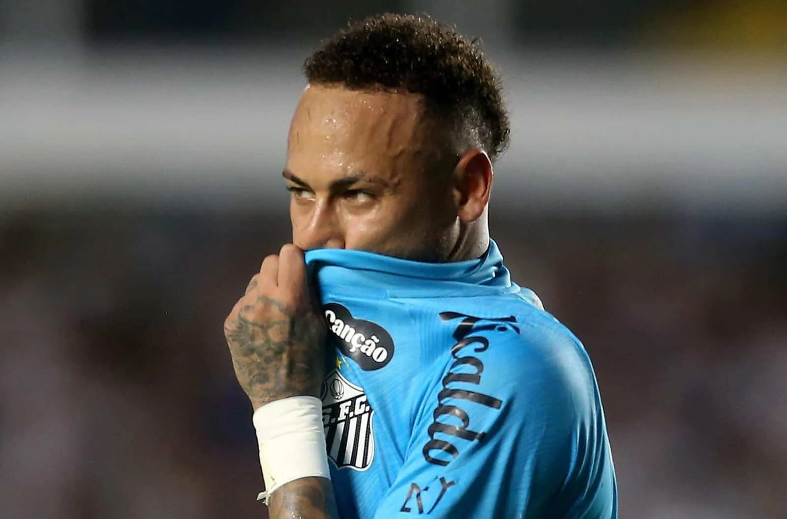 Neymar escodendo o rosto ap&oacute;s derrota do Santos