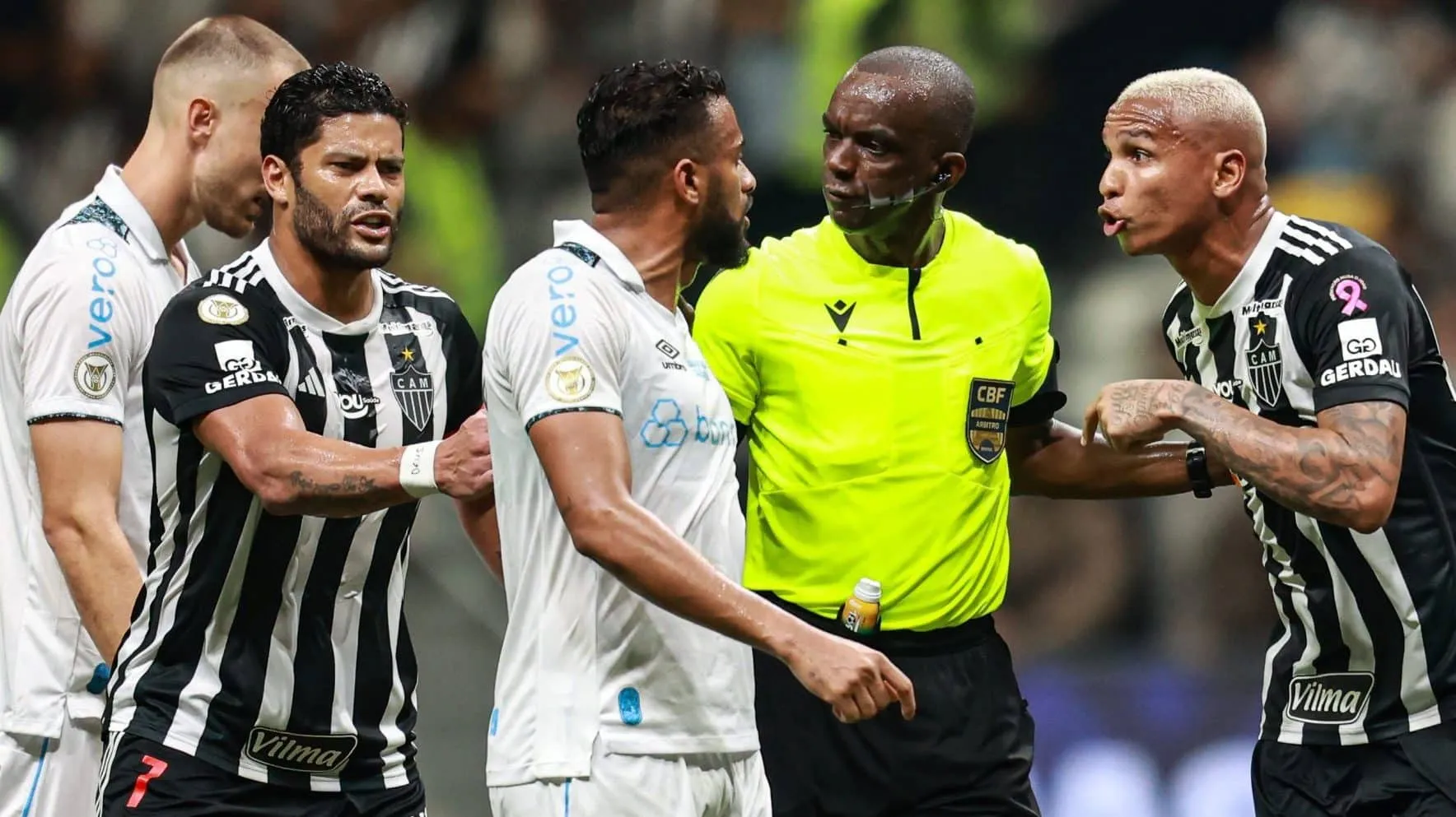 Deyverson e Reinaldo divergem em vers&otilde;es sobre confus&atilde;o em Atl&eacute;tico-MG x Gr&ecirc;mio; entenda