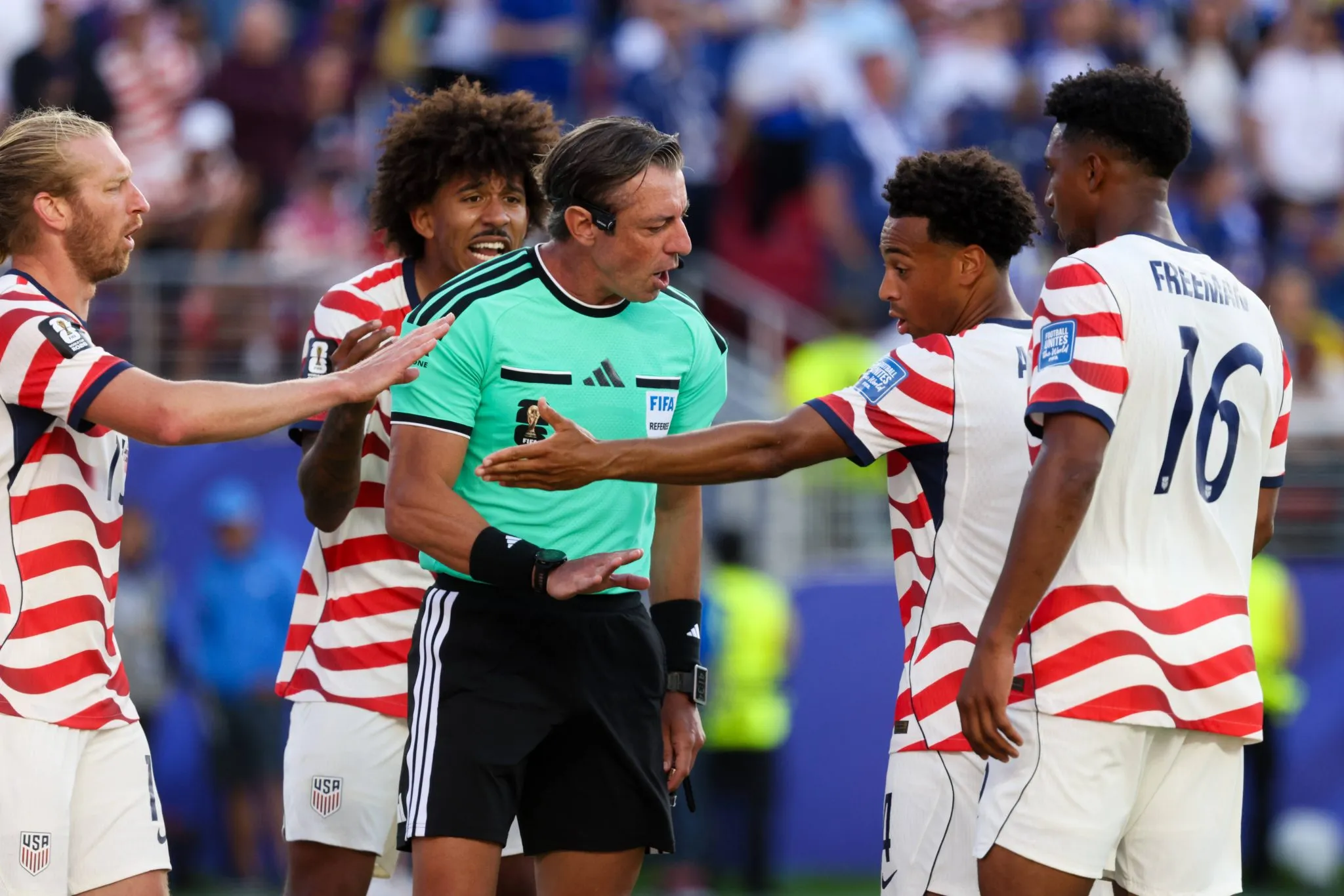 Jogadores da sele&ccedil;&atilde;o dos Estados Unidos confrontam &aacute;rbitro brasileiro Raphael Claus