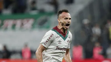 Mesmo sem titulares na zaga, Fluminense d&aacute; aula defensiva ao Corinthians em vit&oacute;ria rara
