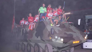 O Estrela Vermelha festejou a classifica&ccedil;&atilde;o &agrave; Champions num tanque de guerra e aflorou velhos ran&ccedil;os dos B&aacute;lc&atilde;s