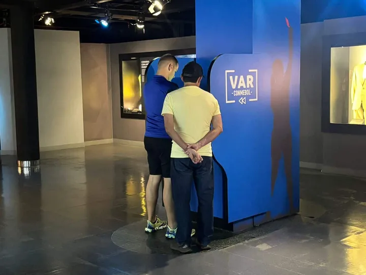 Torcedores do Cruzeiro se divertem no VAR interativo