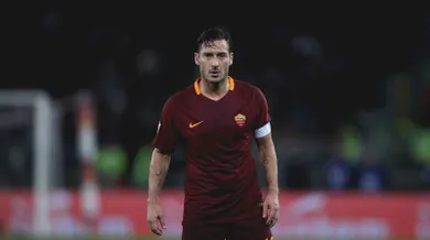O her&oacute;i de sempre: Nos acr&eacute;scimos, Totti classifica a Roma, que pegar&aacute; a Lazio na copa