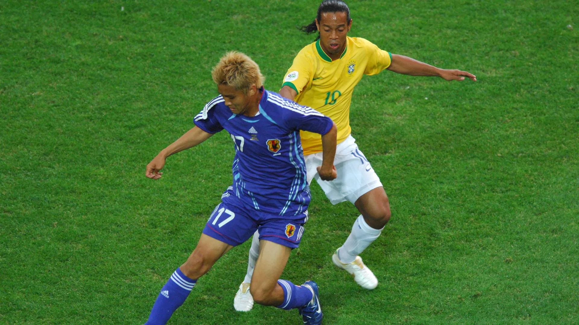 Junichi Inamoto do Jap&atilde;o e Ronaldinho do Brasil durante a partida entre Jap&atilde;o e Brasil pelo Grupo F da Copa do Mundo FIFA 2006, no Signal Iduna Park, em Dortmund, na Alemanha, em 22 de junho de 2006.