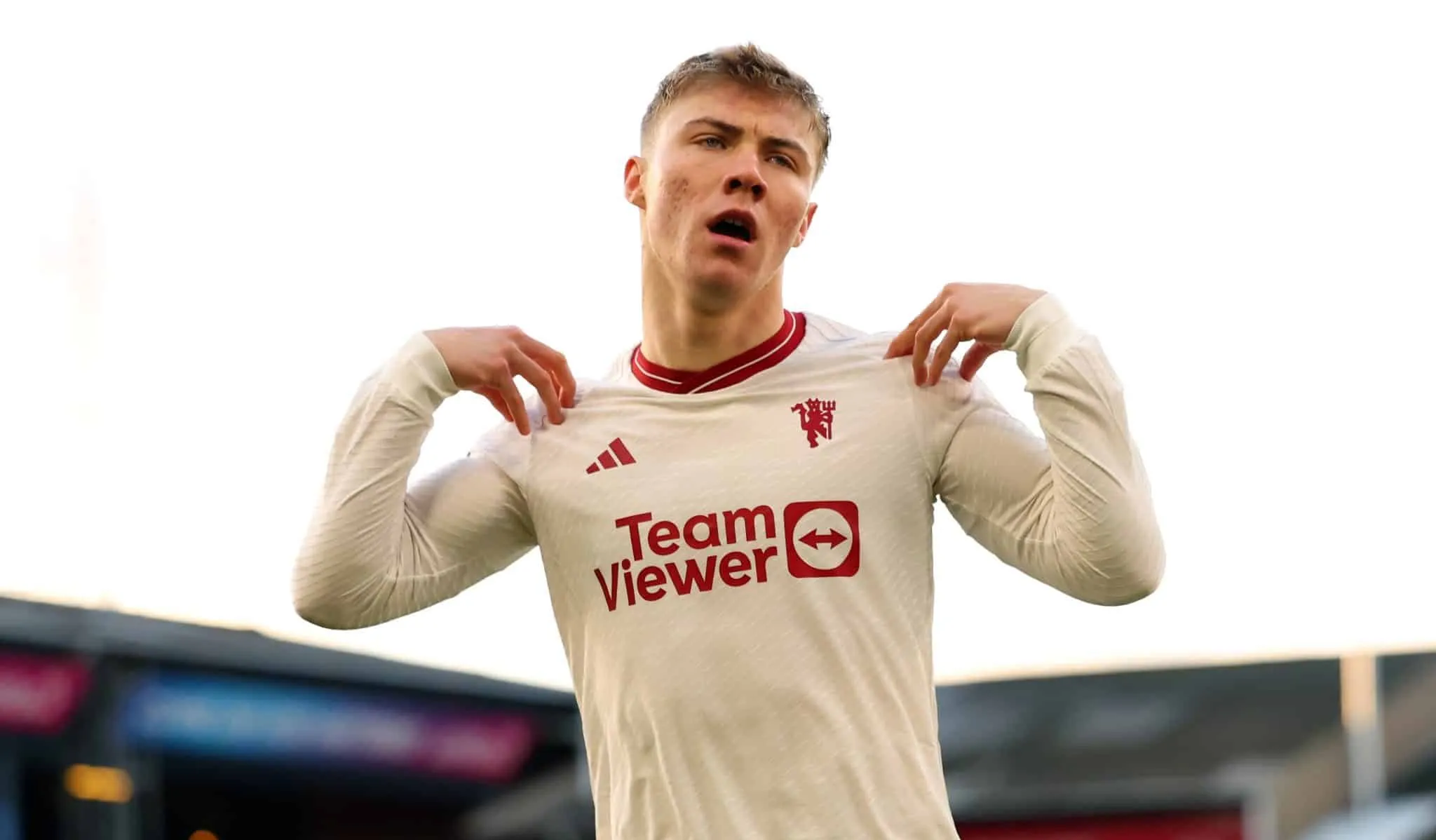 Hojlund marca at&eacute; sem querer, bate recorde, e Manchester United vence Luton Town com dificuldade