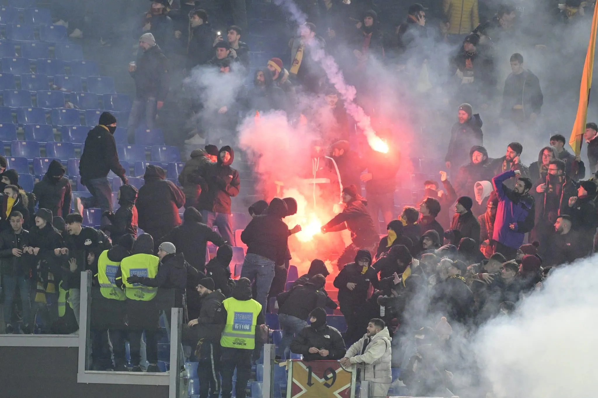 A escalada da viol&ecirc;ncia se tornou o c&acirc;ncer do futebol italiano, que precisa urgentemente de uma resposta en&eacute;rgica contra a baderna