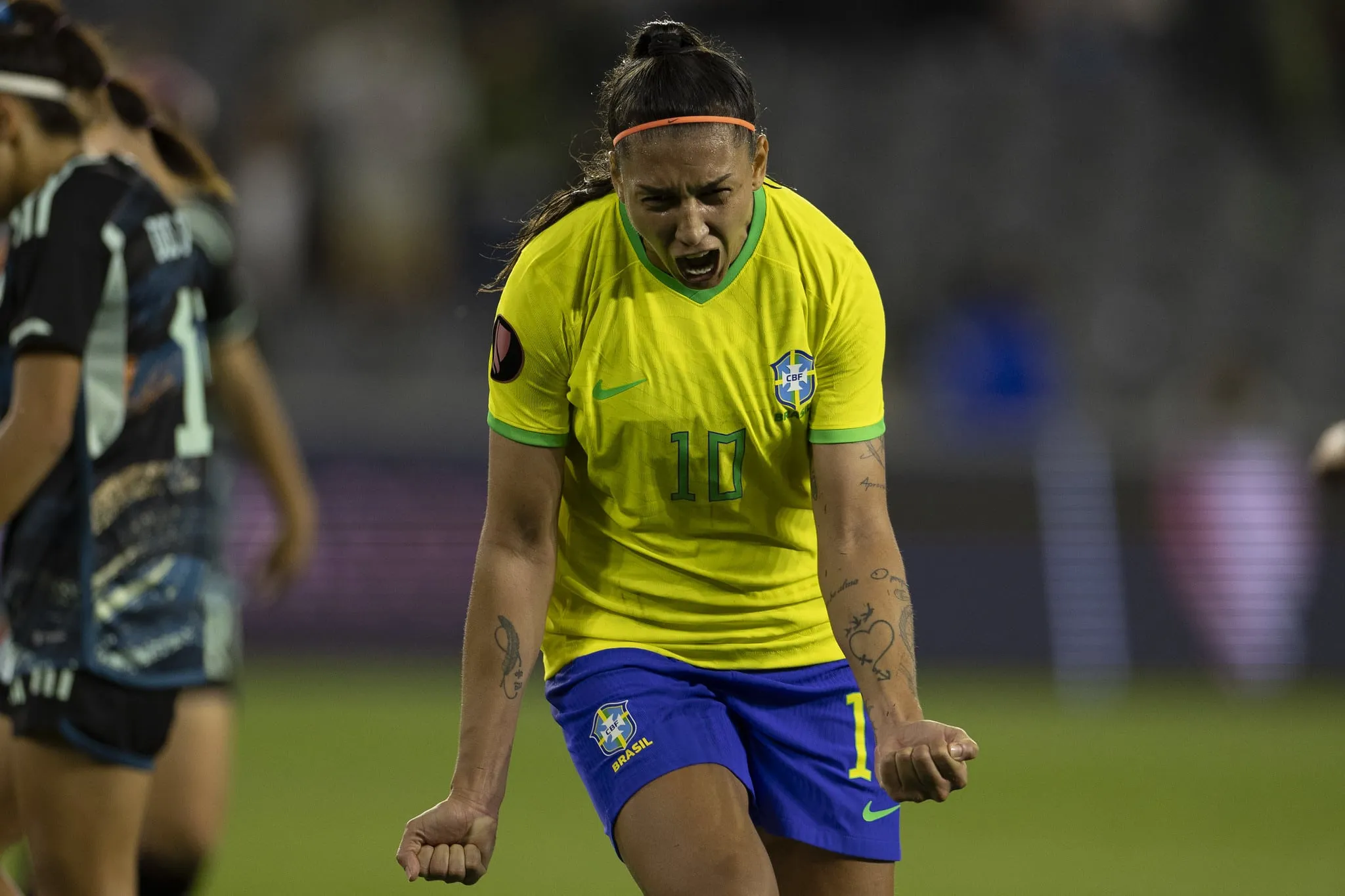 Bia Zaneratto desfila em goleada contra a Argentina, e Brasil vai &agrave;s semifinais da Copa Ouro feminina