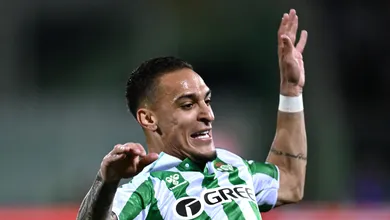 Antony coroa &lsquo;melhor momento da vida&rsquo; com gola&ccedil;o e final in&eacute;dita pelo Betis