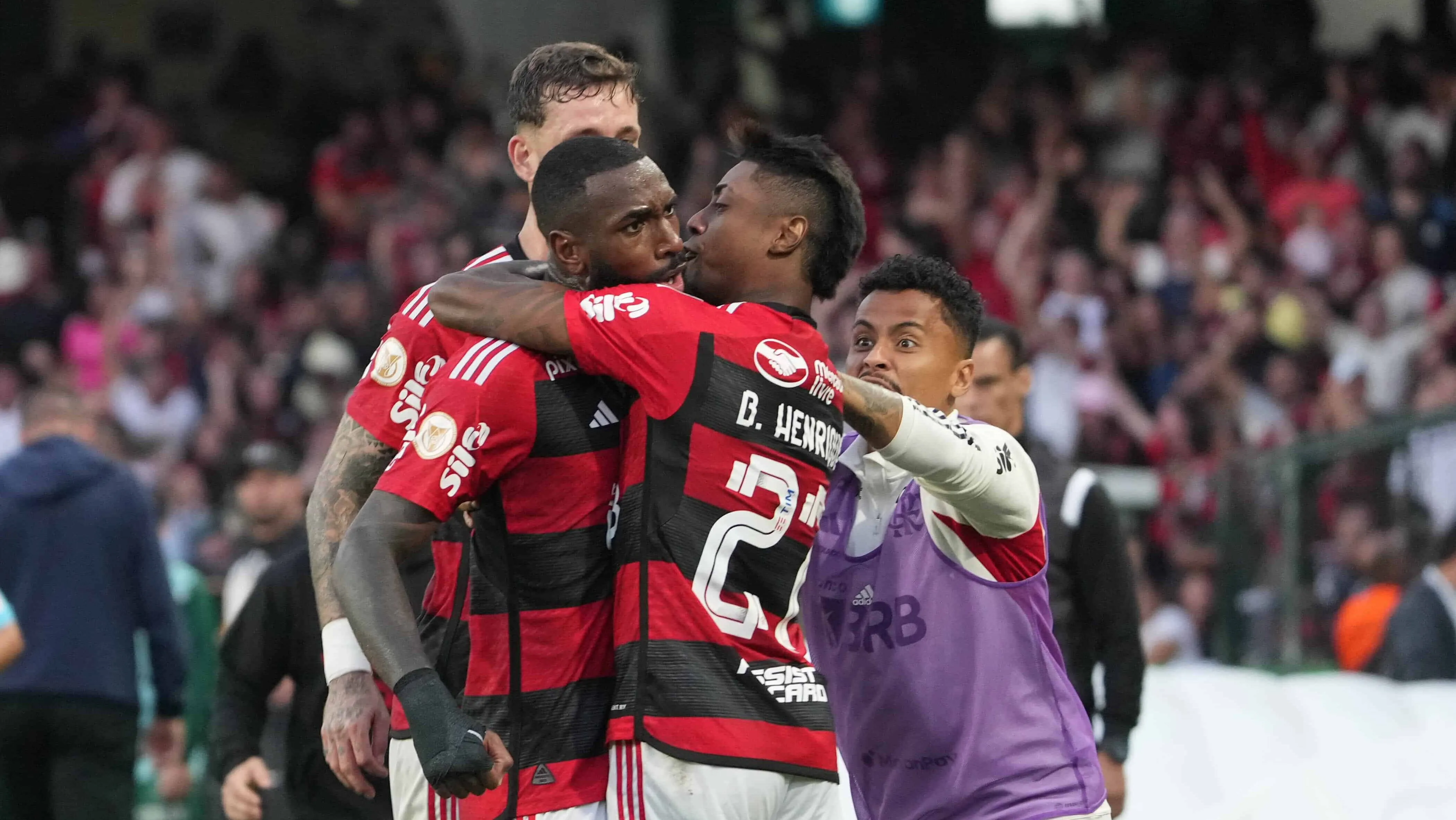 Gola&ccedil;o de Gerson salva o Flamengo e garante vit&oacute;ria sobre o Coritiba