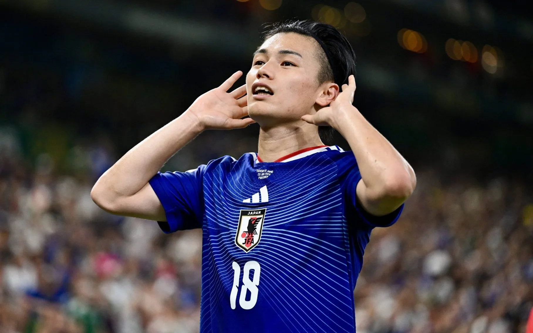 Ayase Ueda celebra gol pelo Jap&atilde;o