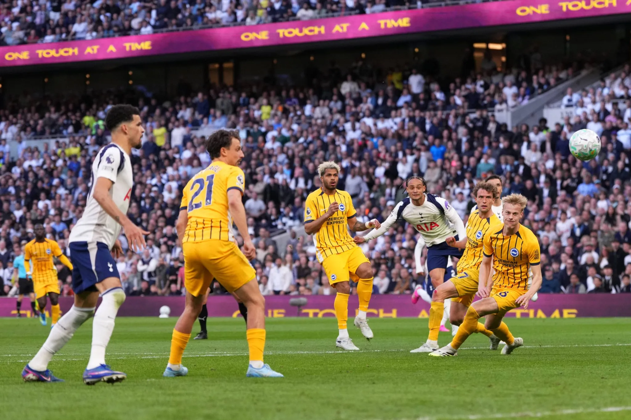 Xavi Simons tentou, mas n&atilde;o conseguiu salvar o Tottenham