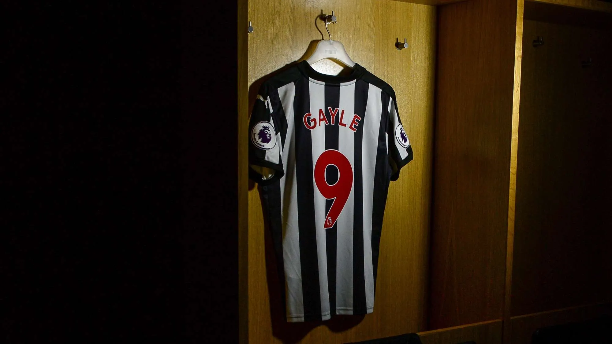 De volta &agrave; Premier League, Newcastle resgata tradi&ccedil;&otilde;es na camisa comemorativa de 125 anos