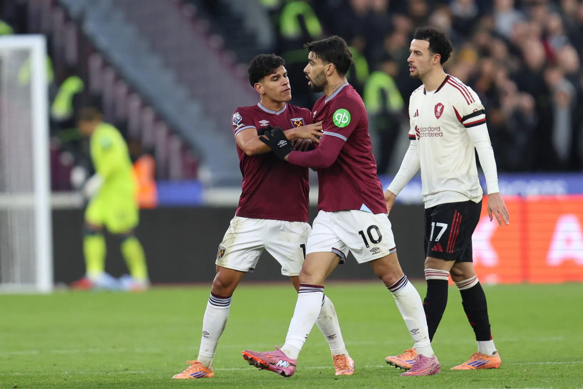 Mateus Fernandes e Paquet&aacute; pelo West Ham