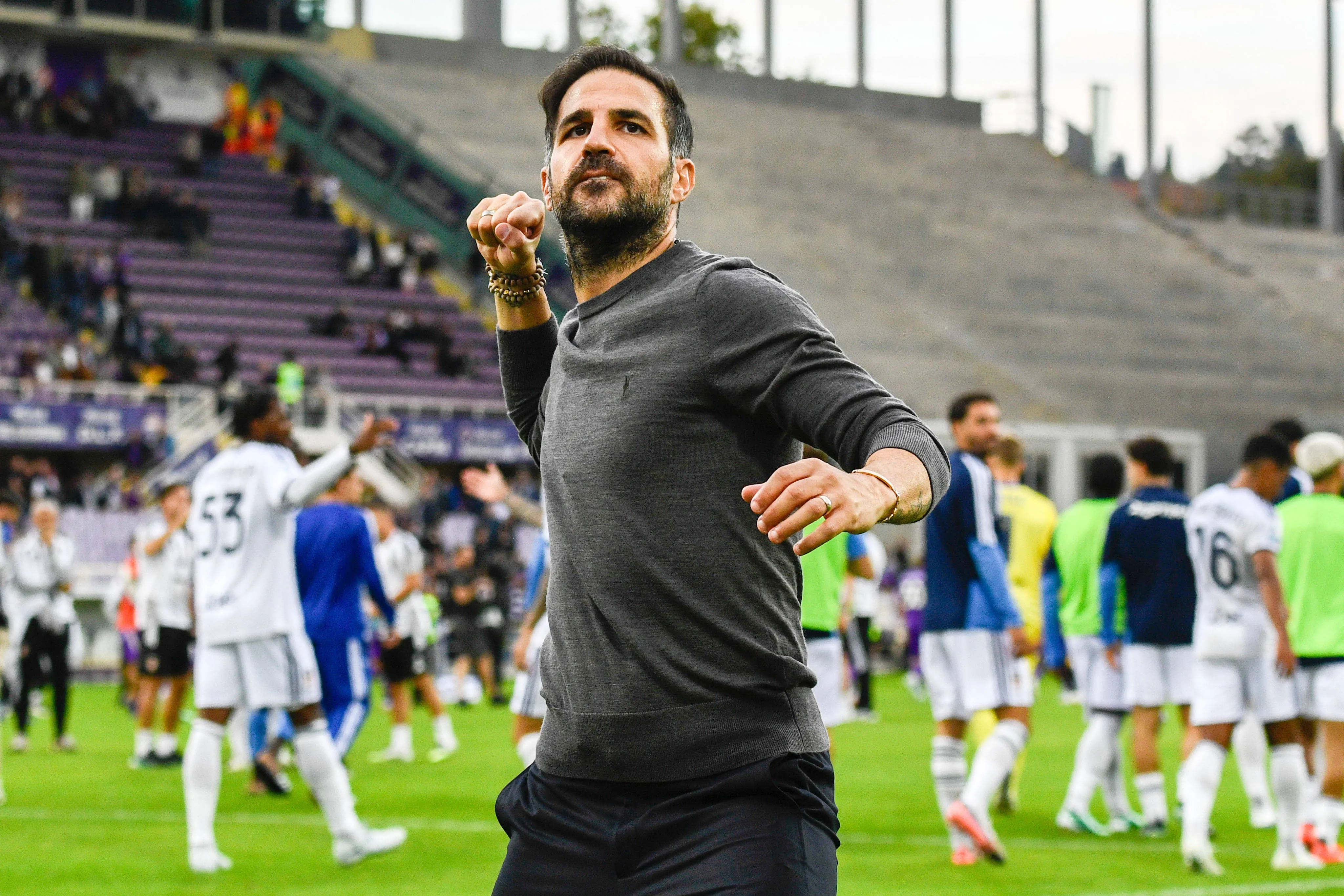 F&agrave;bregas celebra vit&oacute;ria do Como