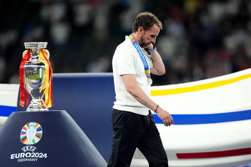 Southgate cabisbaixo ap&oacute;s vice da Euro 2024