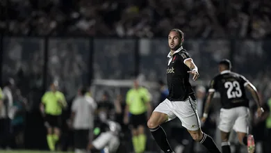 Com drama e her&oacute;i improv&aacute;vel, Vasco vence o RB Bragantino e escapa do rebaixamento no Brasileiro