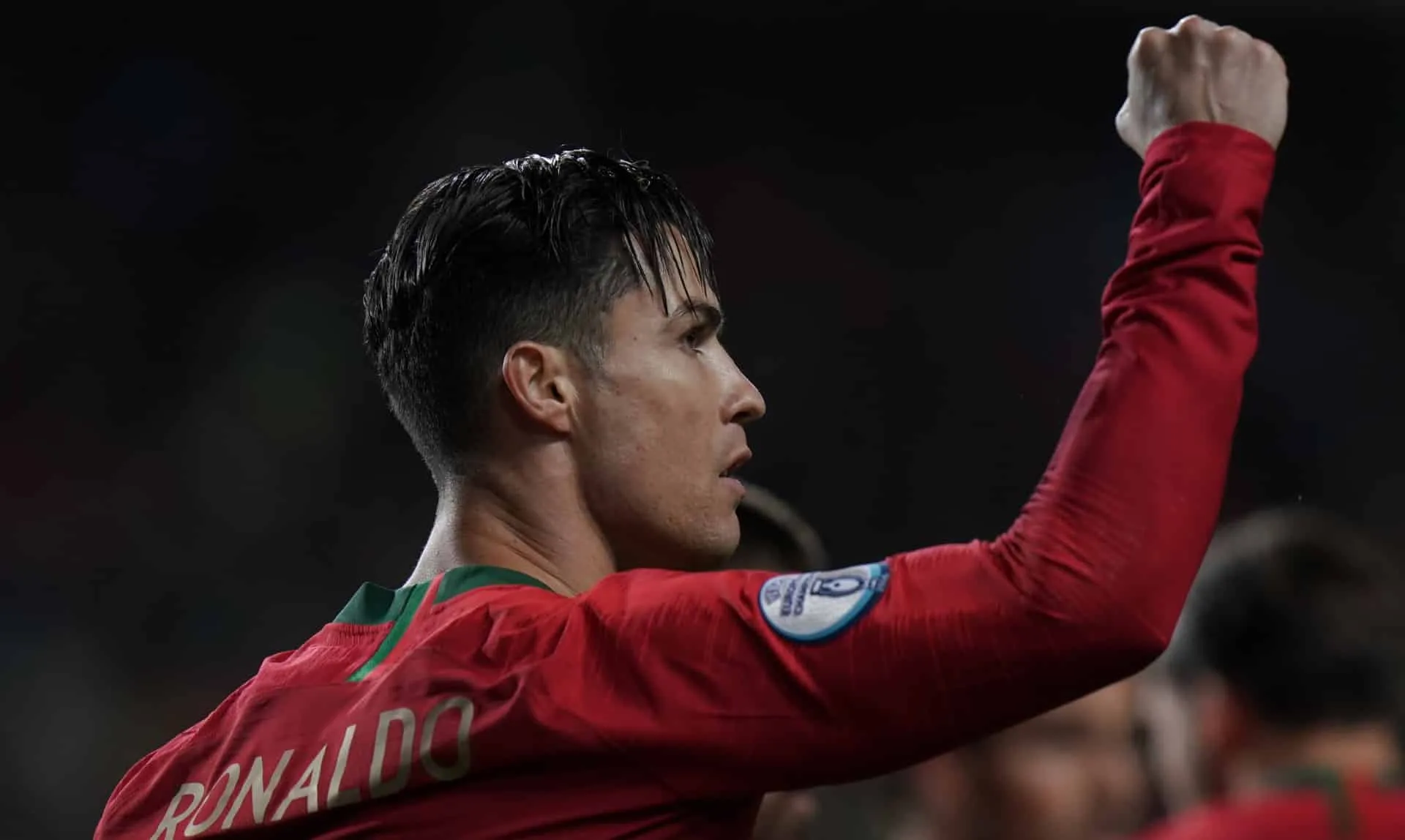 Com um hat-trick e um gola&ccedil;o de fora da &aacute;rea, Cristiano Ronaldo deixou Portugal mais perto da Euro