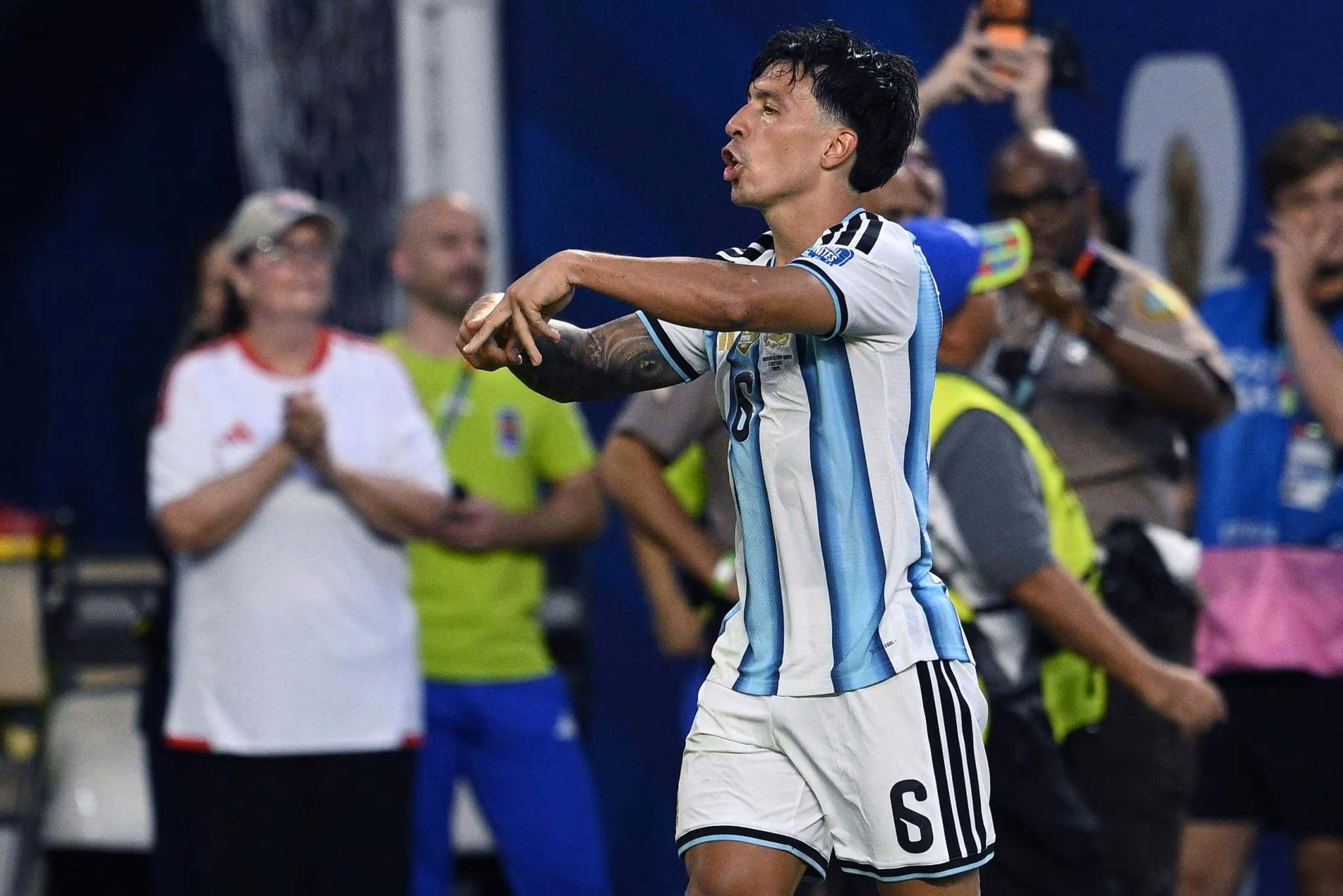 Lisandro Mart&iacute;nez celebra gol pela Argentina
