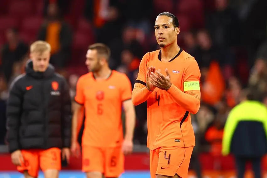 Virgil van Dijk pelos Pa&iacute;ses Baixos (Foto: IconSport/Pieter van der Woude/Marcel ter Bals/DeFodi Images)
