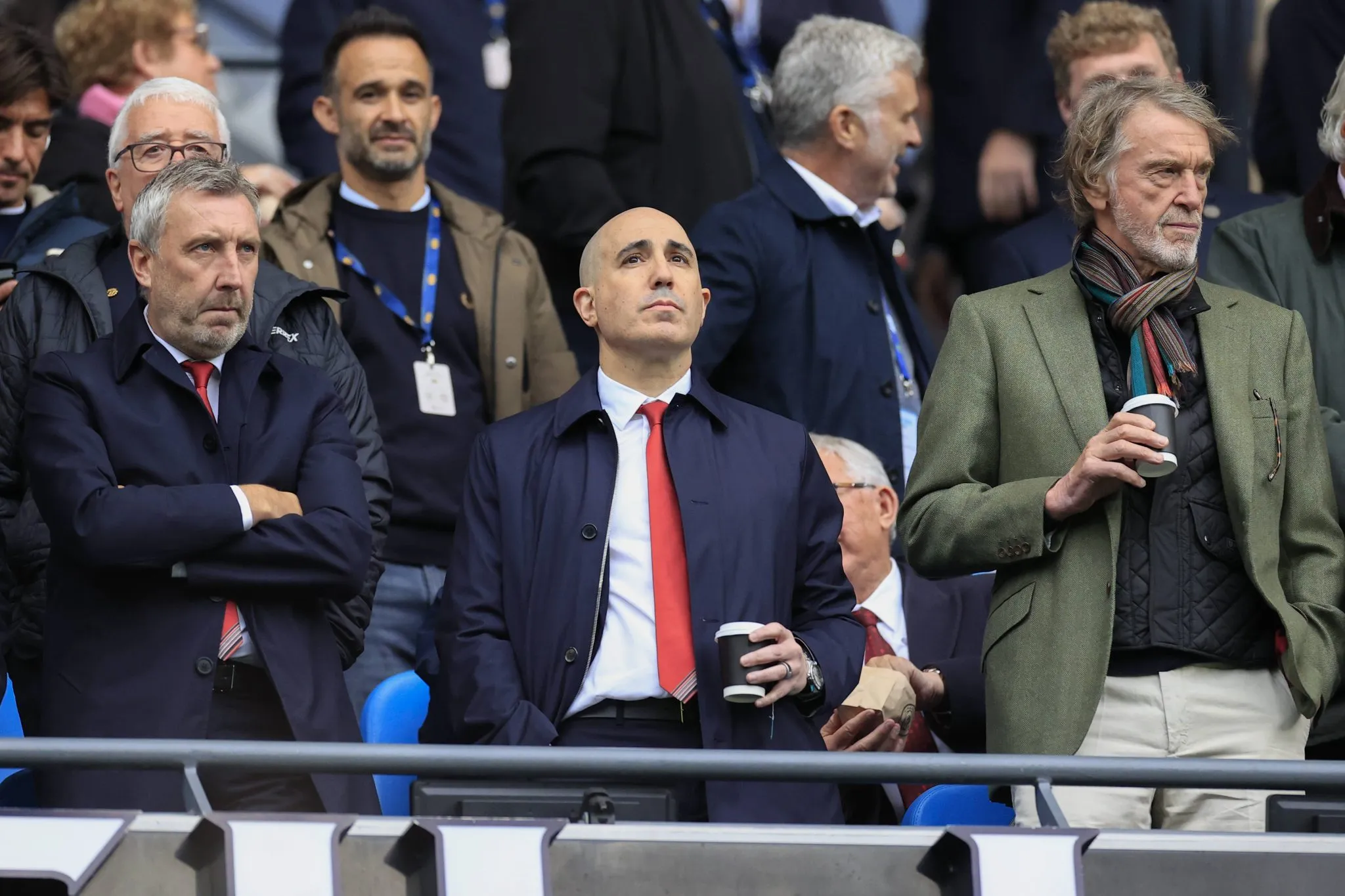 Da esquerda para a direita: Jason Wilcox, diretor esportivo do Manchester United, Omar Berrada, CEO, e Jim Ratcliffe, dono do futebol do clube