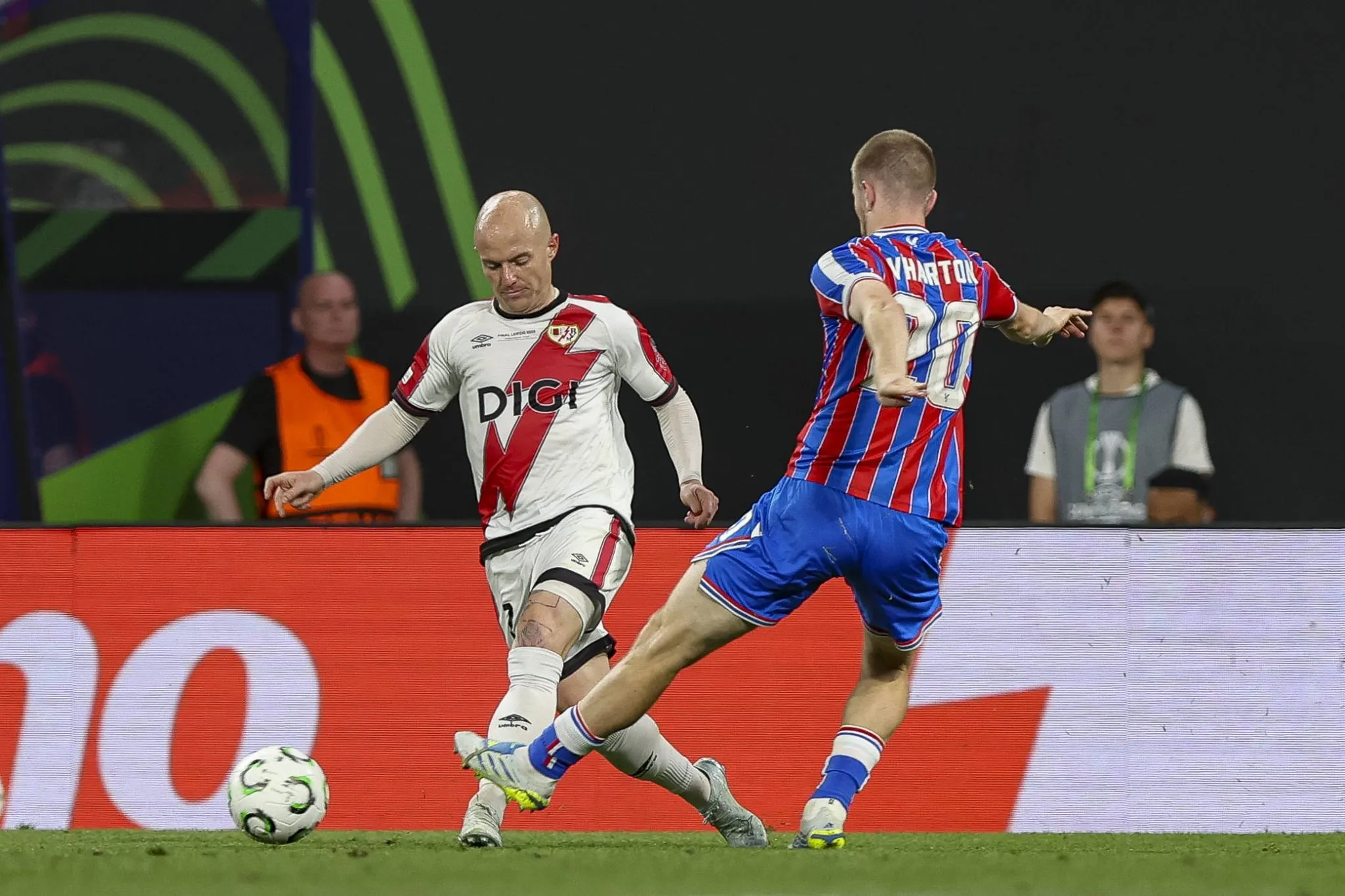 Isi Palaz&oacute;n e Adam Wharton em Rayo Vallecano x Crystal Palace