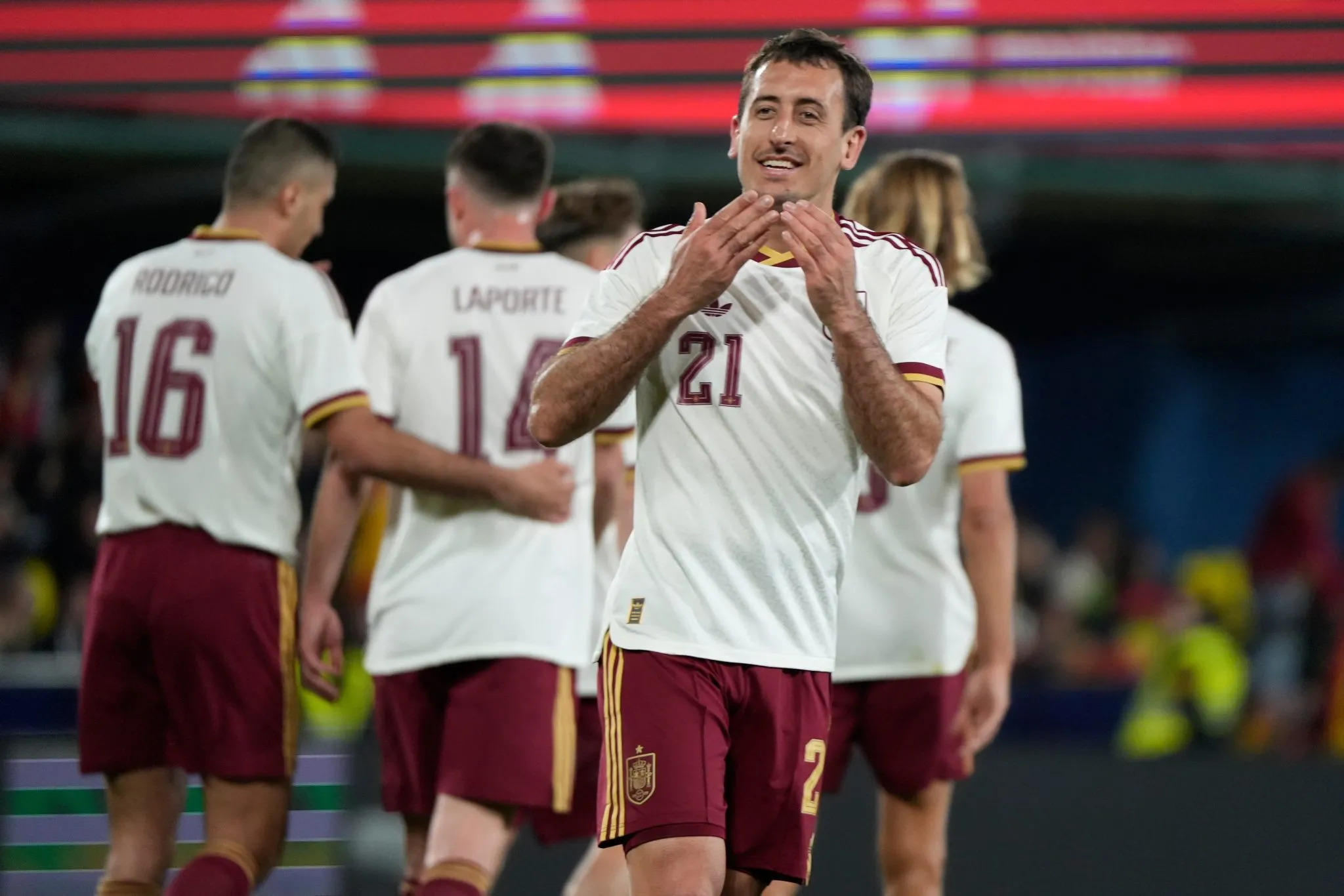 Oyarzabal tem sido o atacante regular da Espanha (Foto: Alex Ramia / PRESSINPHOTO / Iconsport)