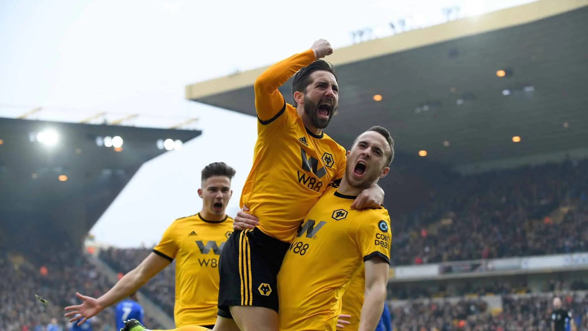 Tr&ecirc;s gols de Diogo Jota, joga&ccedil;o de R&uacute;ben Neves e os Wolves vencem jogo card&iacute;aco com o Leicester
