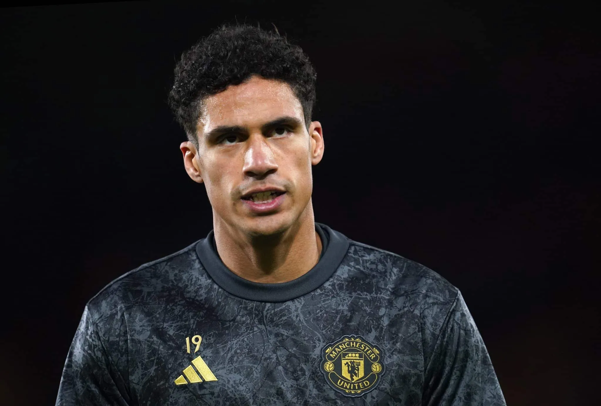 Livre no mercado, Varane fica perto de time comandado por F&agrave;bregas