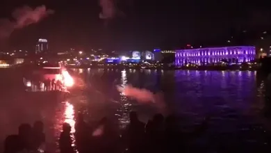 Torcida do Besiktas foi de barco atrapalhar o sono dos jogadores do Lyon no hotel