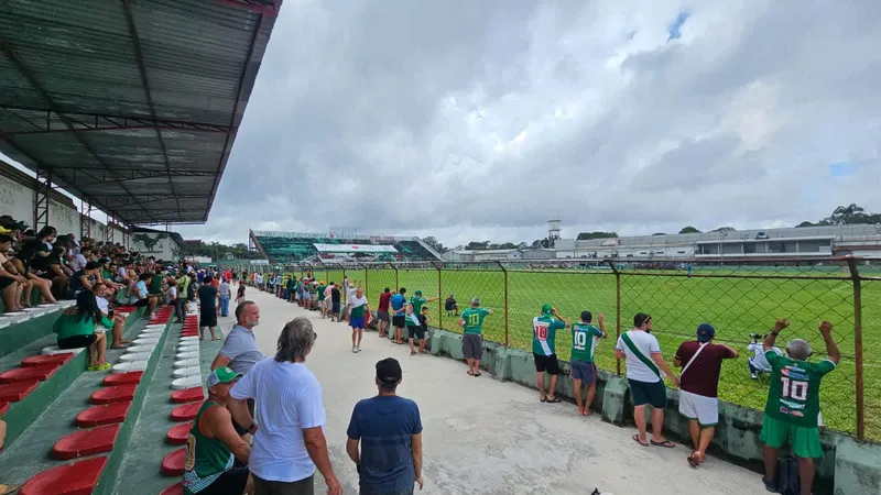 Muitos torcedores acompanharam a partida no alambrado no est&aacute;dio (Foto: Gabriel Rodrigues)