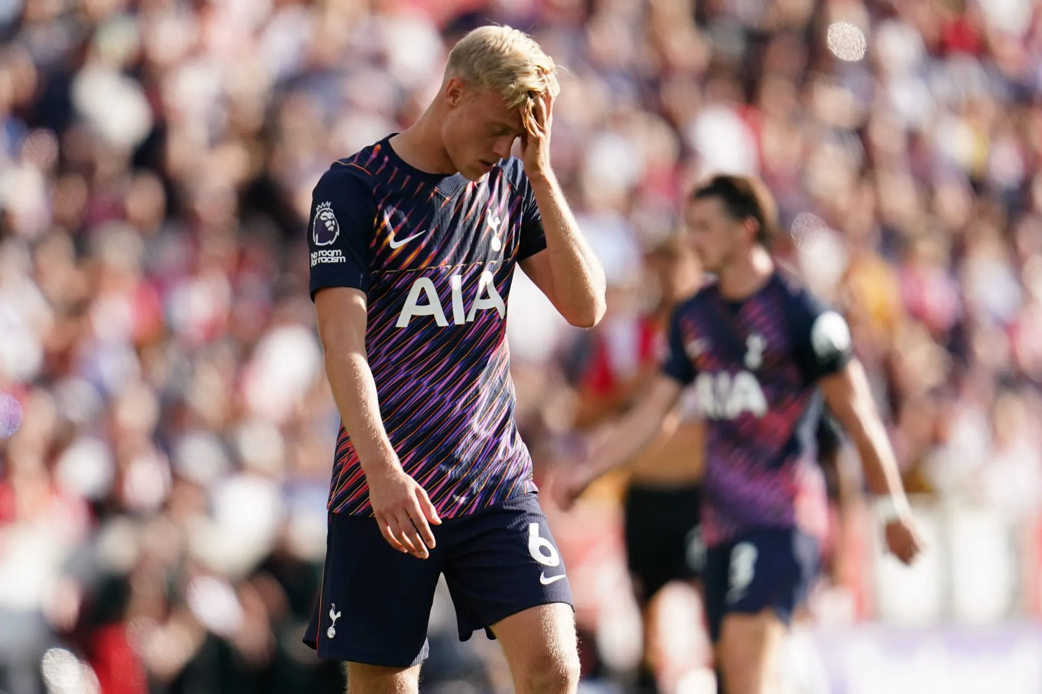 Van Hecke cabisbaixo durante Brentford x Tottenham