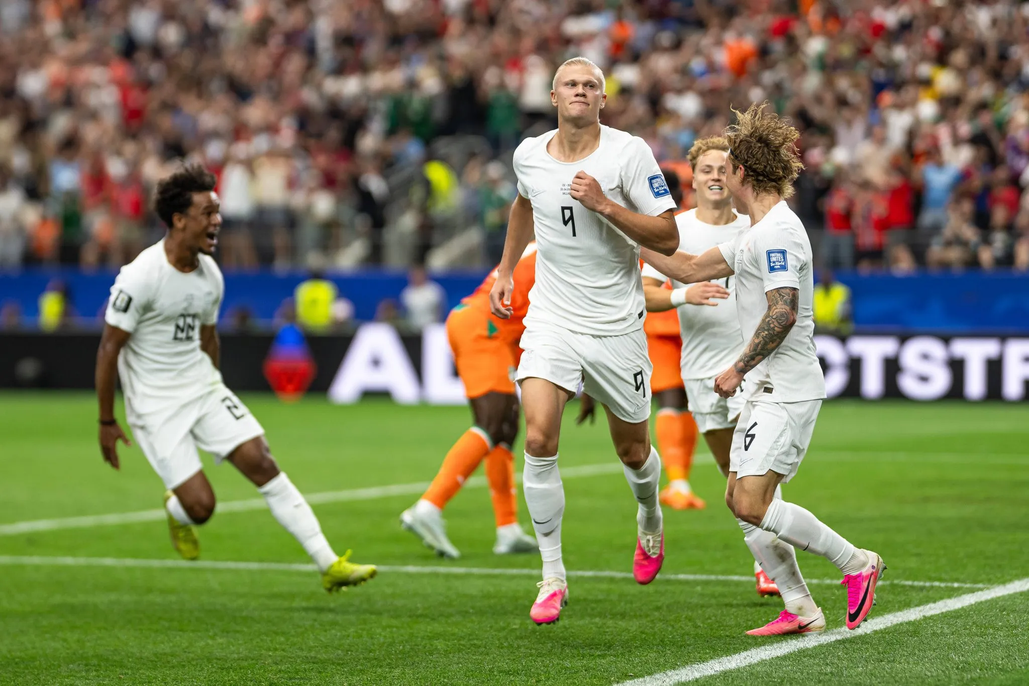 Erling Haaland celebra seu gol pela Noruega