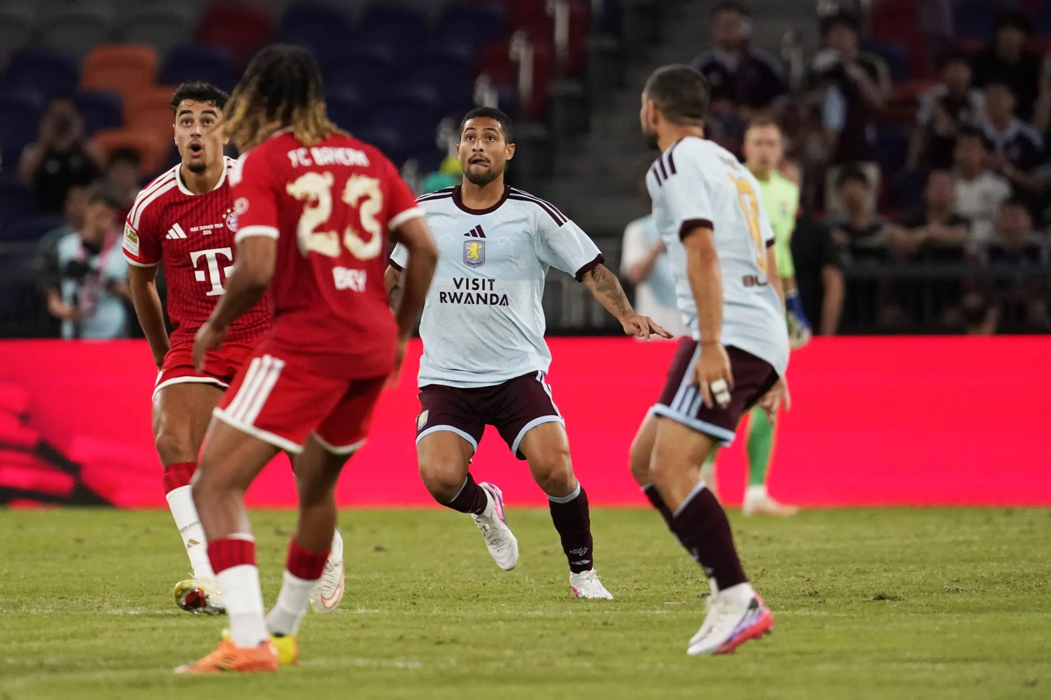 Jo&atilde;o Gomes durante duelo entre Aston villa e Bayern de Munique 