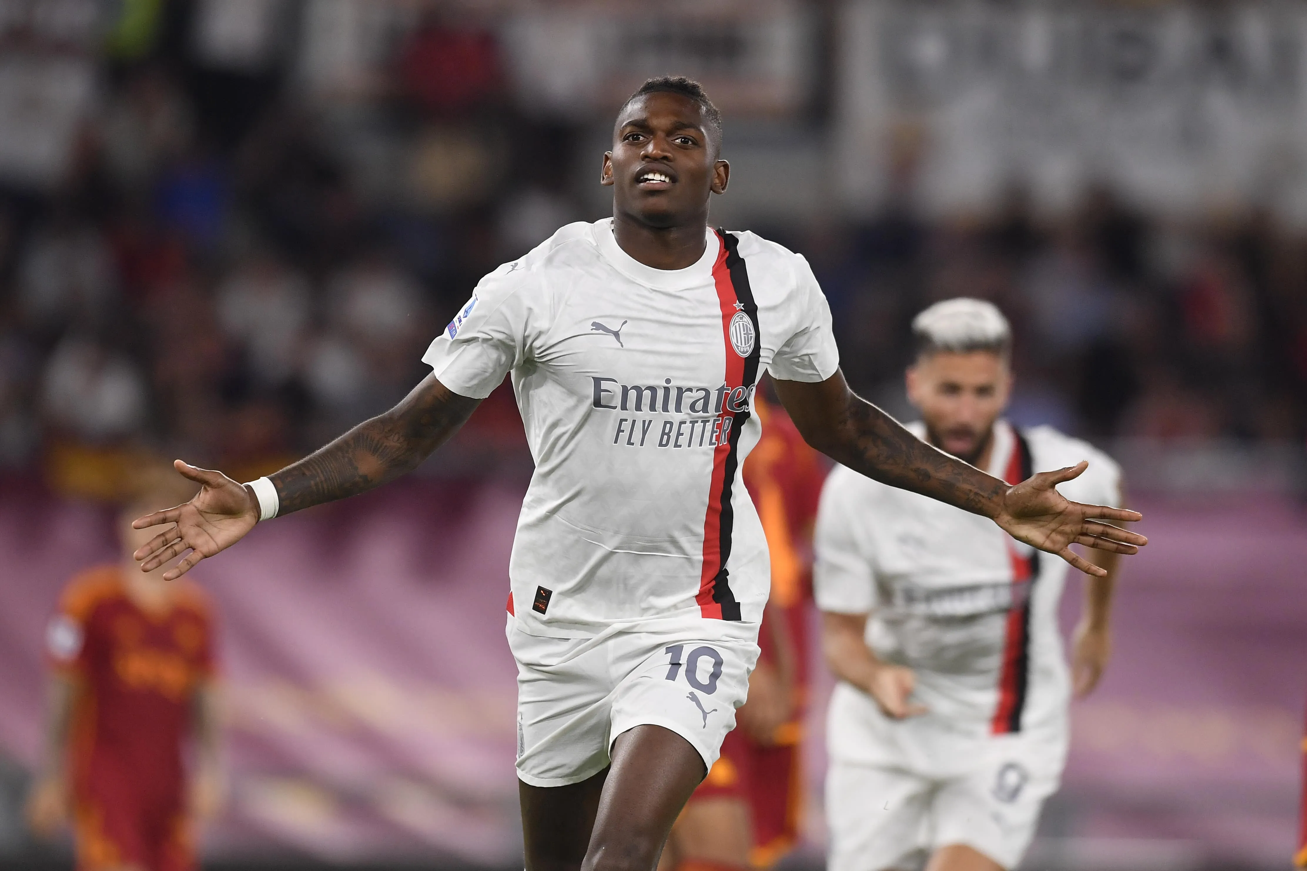 Uma linda puxeta de Rafael Le&atilde;o deu ao Milan a vit&oacute;ria sobre a Roma e 100% na Serie A
